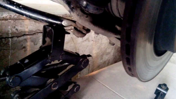 Замена стоек и втулок стабилизатора Renault